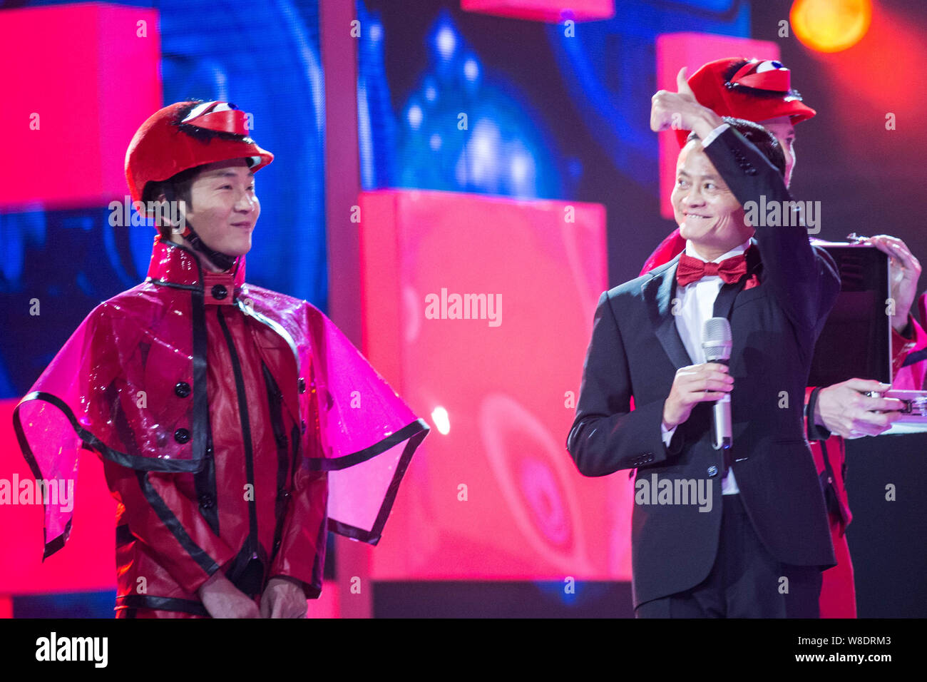 Jack Ma Yun, droite, Président du Groupe d''Alibaba, donne un pouce vers le haut pendant le Mondial 2015 Tmall 11,11 Shopping Festival gala à Beijing, Chine, 10 novemb Banque D'Images