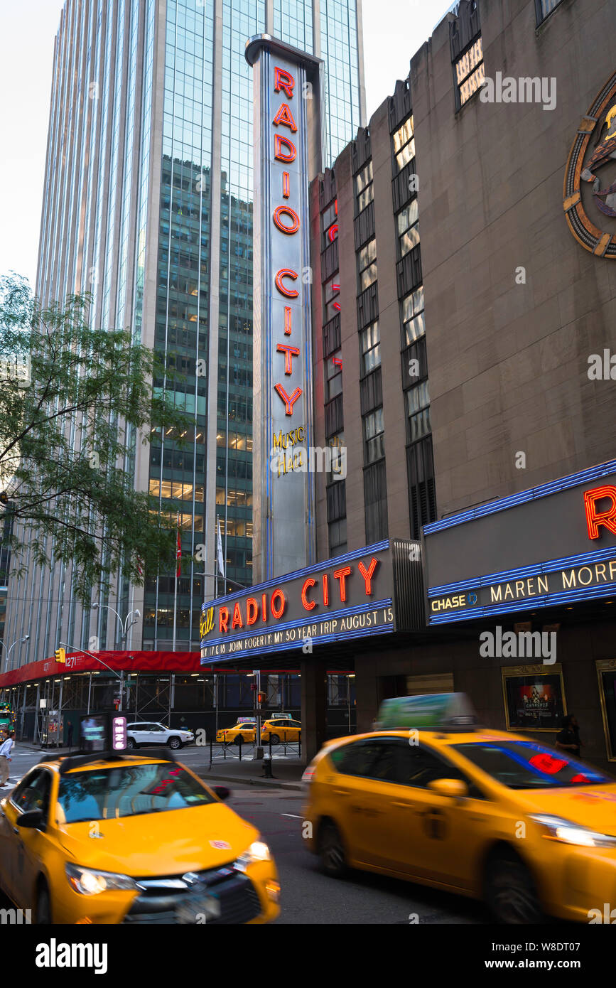 Radio City New York, vue sur l'entrée de radio City Music Hall sur West 50ème Street à Midtown Manhattan, New York City, États-Unis Banque D'Images