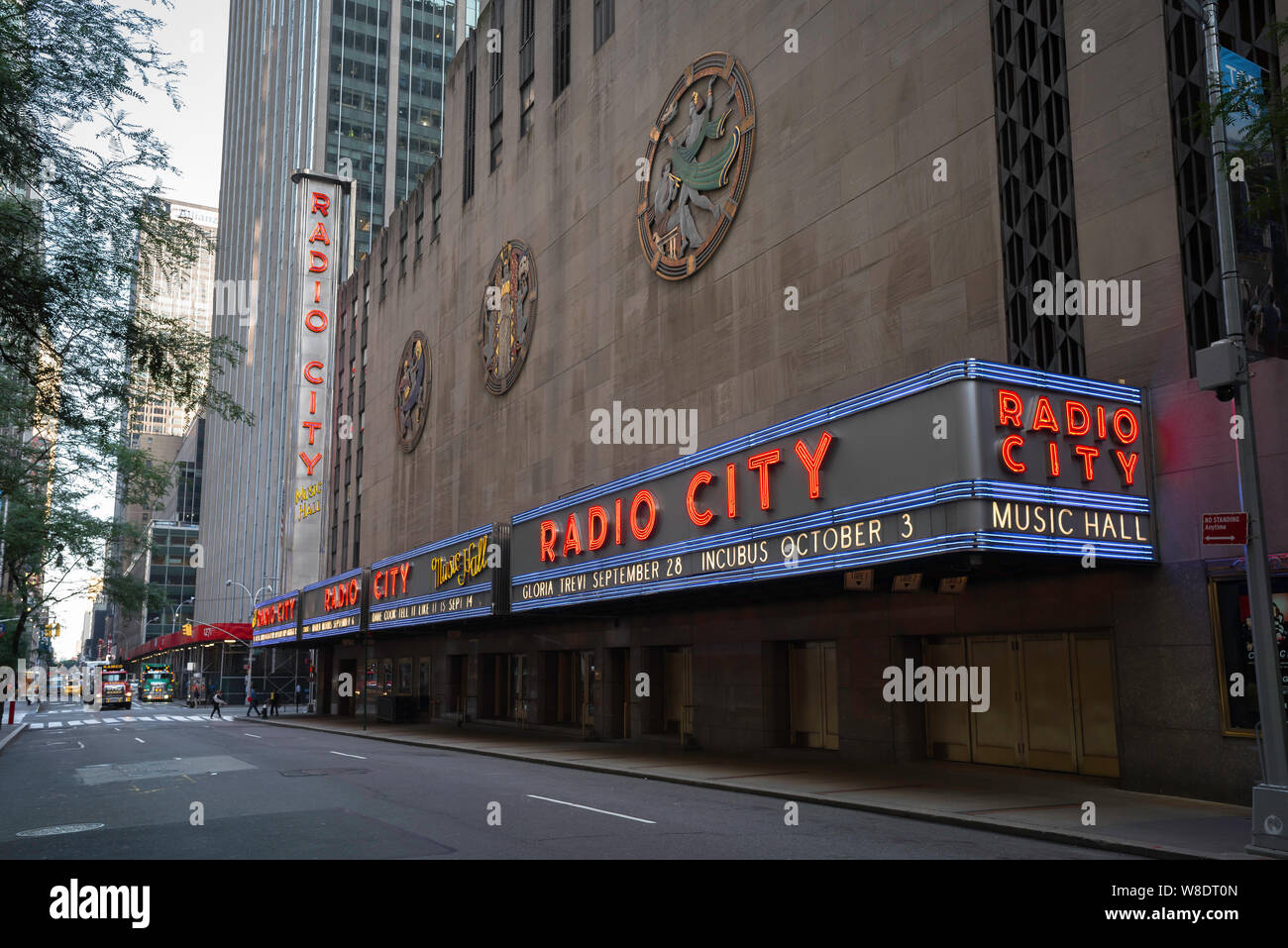 New York radio City, vue sur l'entrée de radio City Music Hall sur West 50ème Street à Midtown Manhattan, New York City, États-Unis Banque D'Images