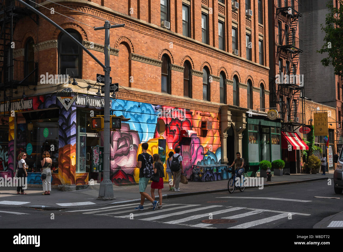 La ville de New York, en vue de l'été en couleurs de ce coin de Mulberry street et Prince Street dans le quartier de Nolita à Manhattan, New York City, USA Banque D'Images