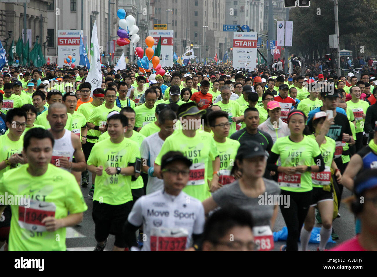Les participants concourent dans le Shanghai 2015 Marathon International de Shanghai, Chine, 8 novembre 2015. La fièvre du marathon a balayé la Chine, avec l'ab Banque D'Images