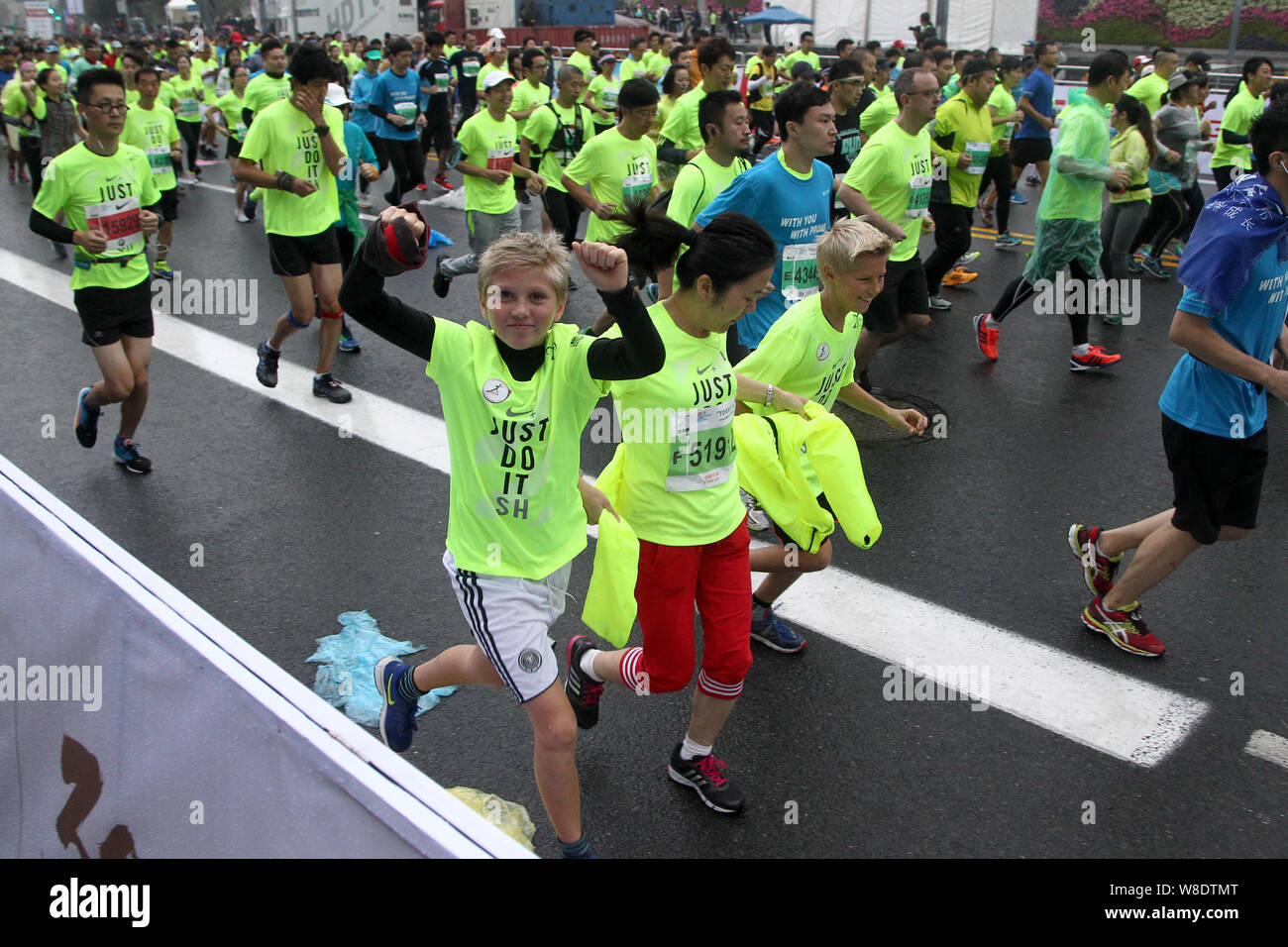 Les participants concourent dans le Shanghai 2015 Marathon International de Shanghai, Chine, 8 novembre 2015. La fièvre du marathon a balayé la Chine, avec l'ab Banque D'Images