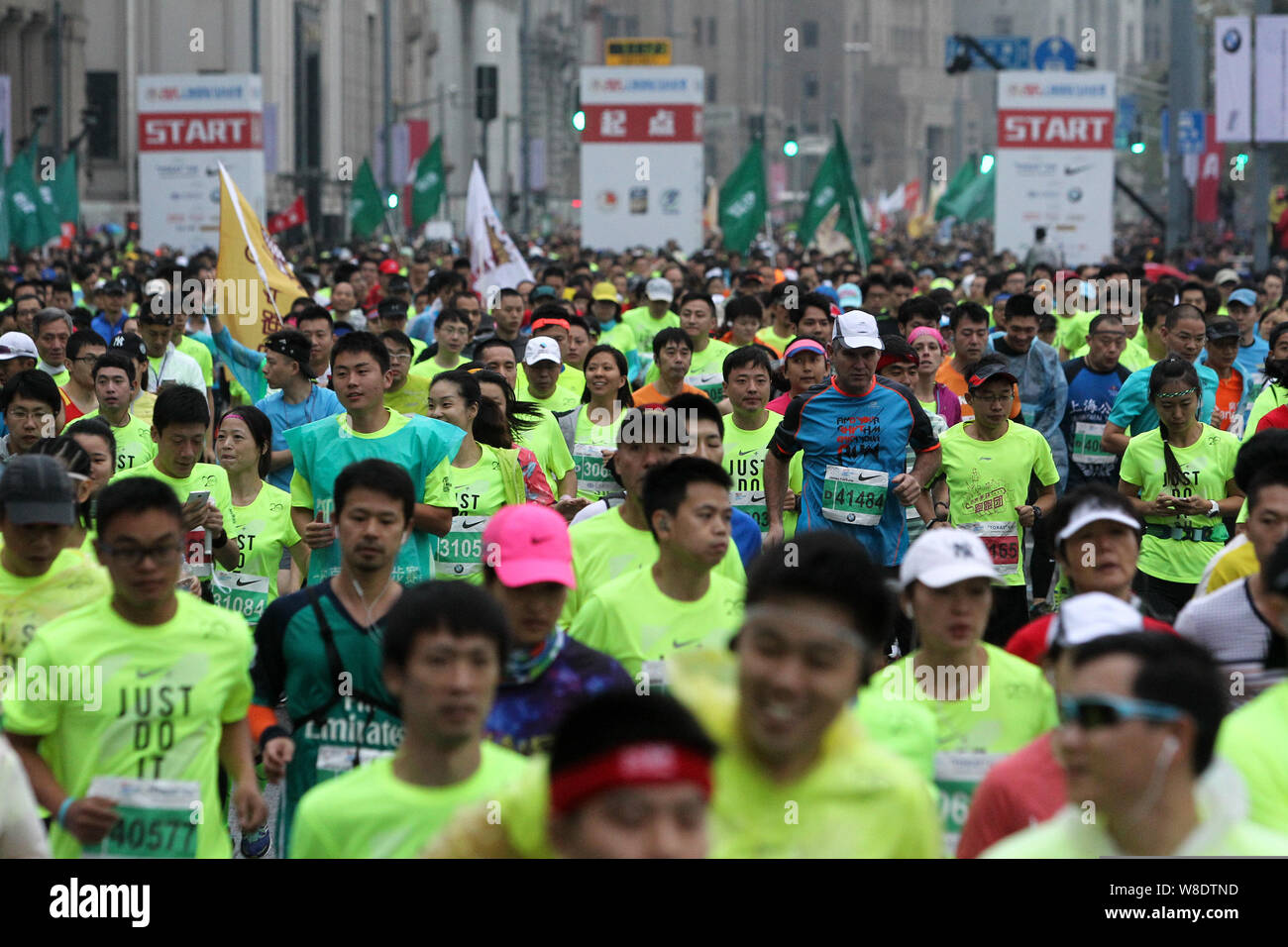 Les participants concourent dans le Shanghai 2015 Marathon International de Shanghai, Chine, 8 novembre 2015. La fièvre du marathon a balayé la Chine, avec l'ab Banque D'Images
