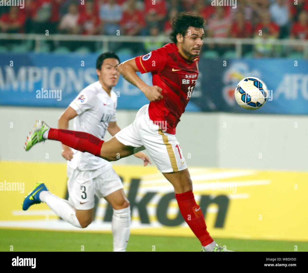 Ricardo Goulart Pereira de Guangzhou Evergrande de la Chine, à l'avant, poursuit le ballon contre Kashima Antlers du Japon au cours de leur ligue des champions de l'AFC 2015 Banque D'Images