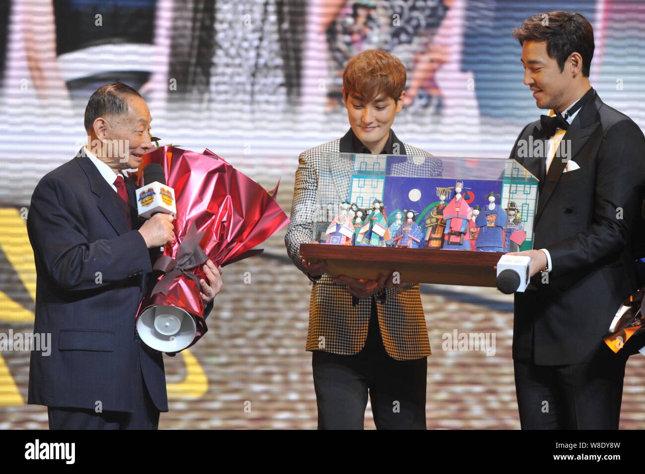 Maître de l'Opéra de Pékin chinois Mei Baojiu, gauche, parle comme chanteuse sud-coréen Kangta Ahn Hyun-chil, centre, et l'acteur Kim Seong-su se préparer à présenter hi Banque D'Images