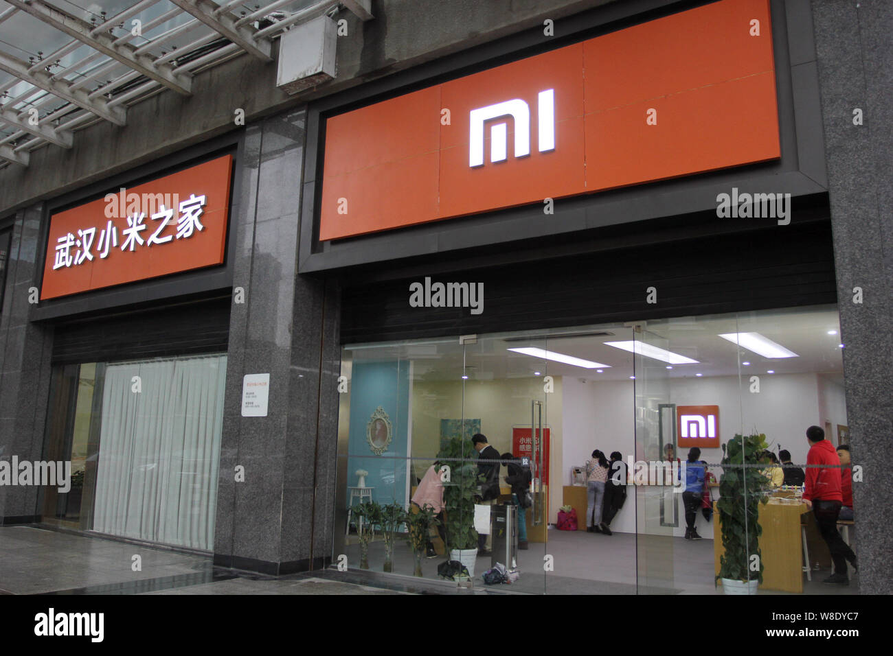 Vue d'un magasin Xiaomi à Wuhan, Chine centrale la province du Hubei, 19 avril 2015. Chinois à croissance rapide bouilloire smartphone Xiaomi Inc a déclaré lundi Banque D'Images