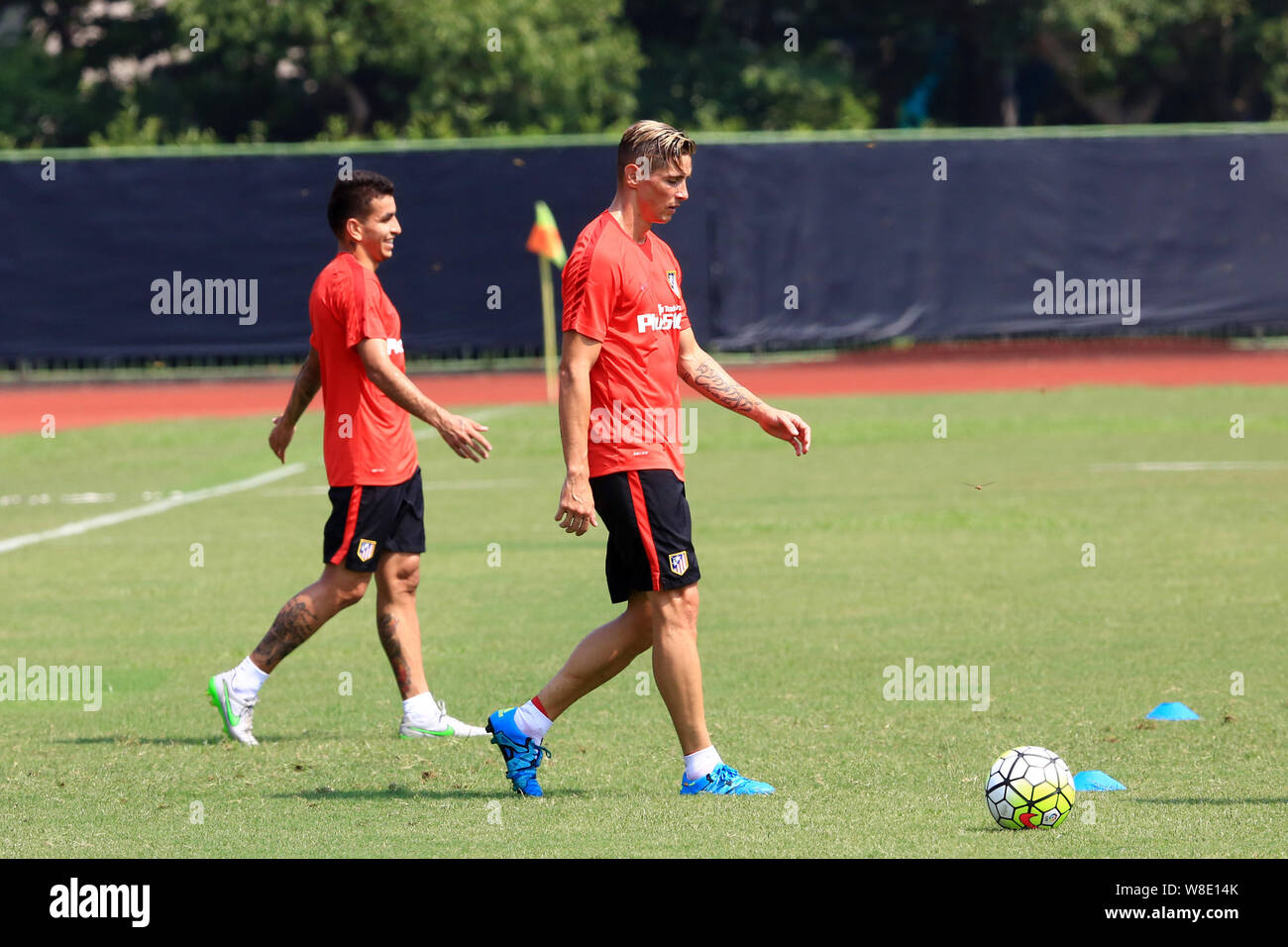 Fernando Torres, droite, et d'autres dvd de l'Atletico de Madrid de prendre part à une séance de formation pour un match de football amical contre Shanghai EPOP en FC Banque D'Images