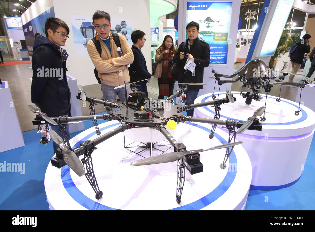 FILE--visiteurs regarder drones sur l'affichage sur le stand de la SFT  (Faucon sacre) Technologie lors d'une exposition à Shanghai, Chine, 11  décembre 2015 Photo Stock - Alamy