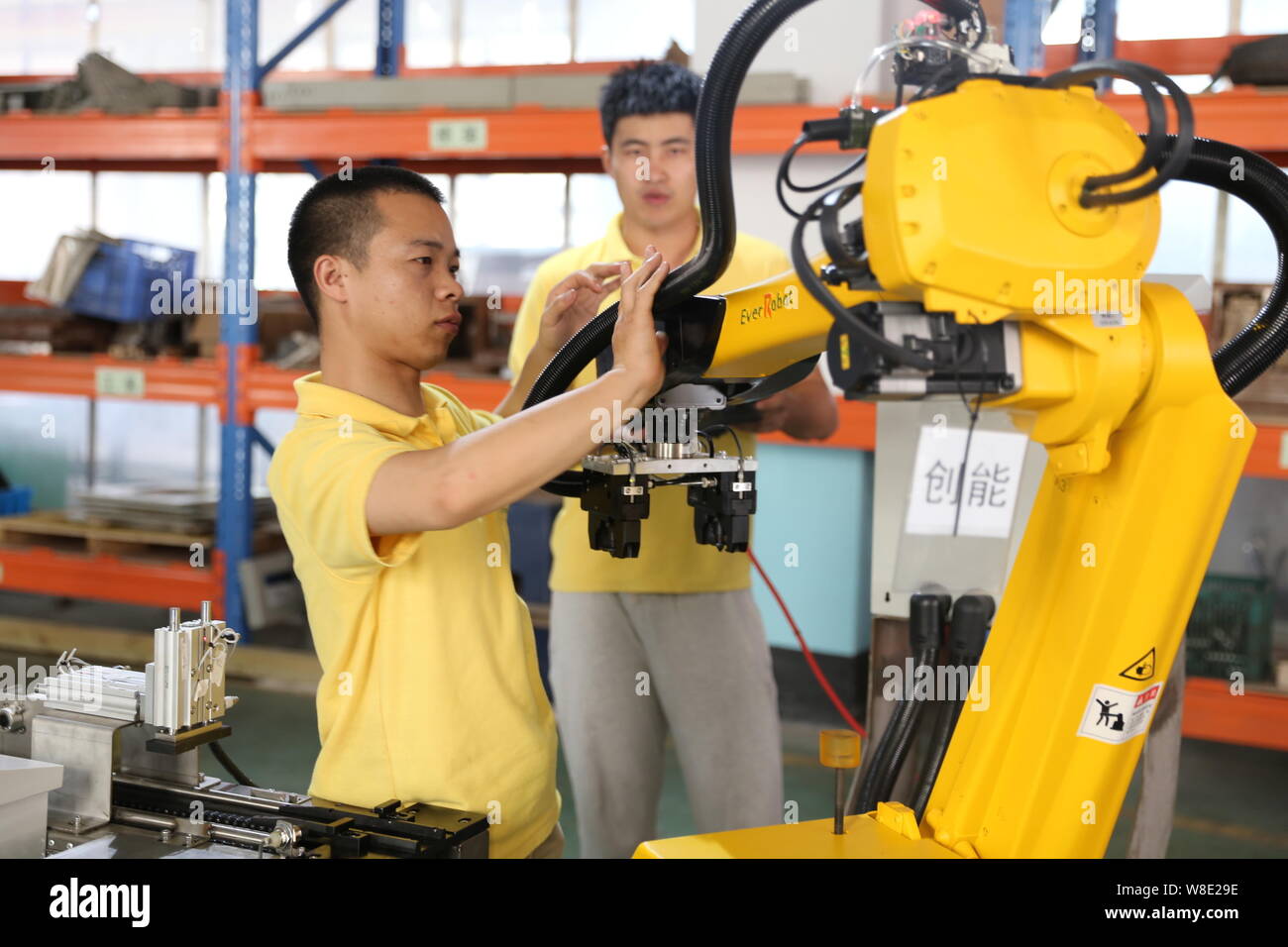 --FILE--ouvriers chinois bras robot d'essai à l'usine de Shanghai EverRobot robotique Co., Ltd. à Jiaxing City, Zhejiang Province de Chine orientale, Banque D'Images --FILE--ouvriers chinois bras robot d'essai à l'usine de Shanghai EverRobot robotique Co., Ltd. à Jiaxing City, Zhejiang Province de Chine orientale, Banque D'Images