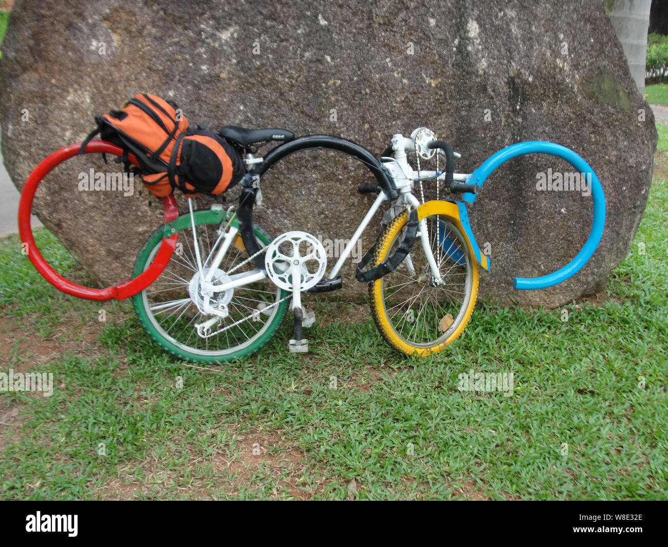 La location reposés et décoré avec les cinq anneaux olympiques par habitant de Beijing Meng Jie est représenté dans le parc industriel de Shanghai Xidesheng Bicycle B Banque D'Images