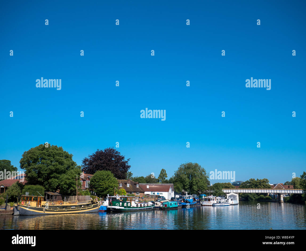 Pont ferroviaire de Staines, Tamise, Staines-upon-Thames, Surrey, England, UK, FR. Banque D'Images