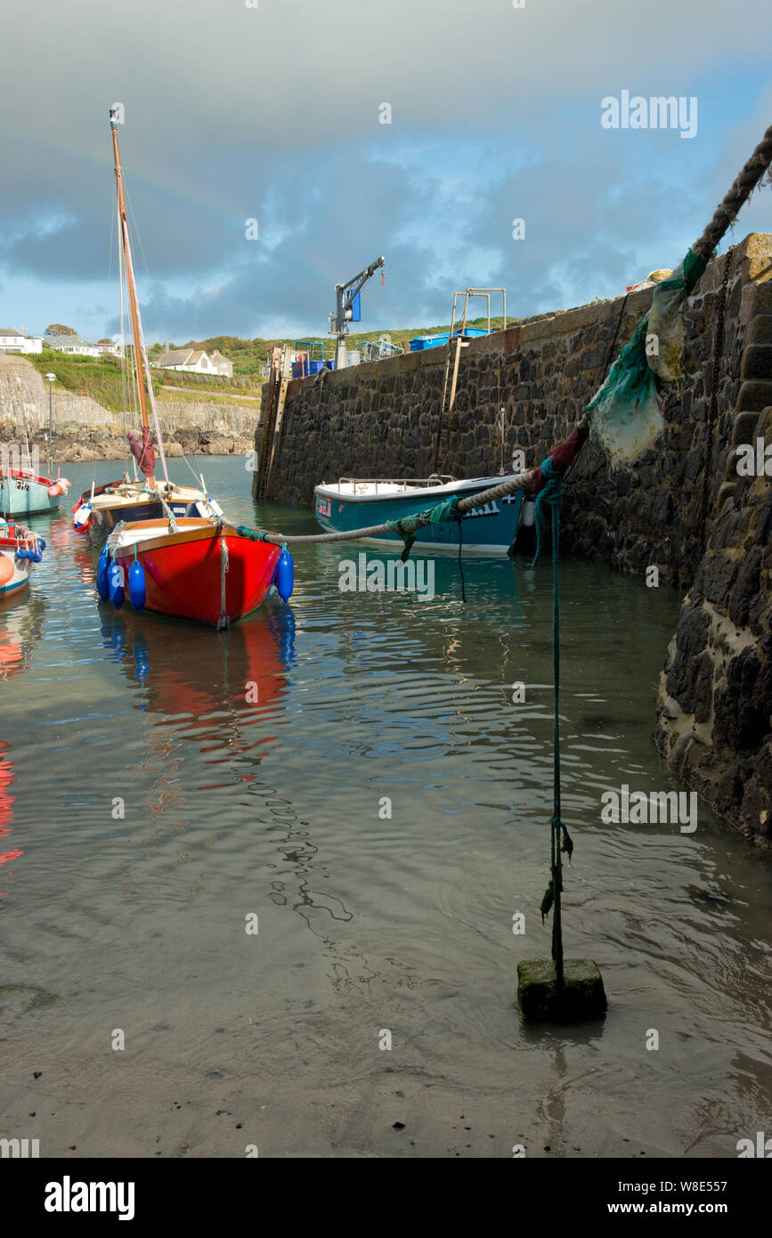 Bateaux de pêche dans le port de Coverack. Poids suspendu à amarres. Helton, Coverack, Cornwall, Angleterre Banque D'Images