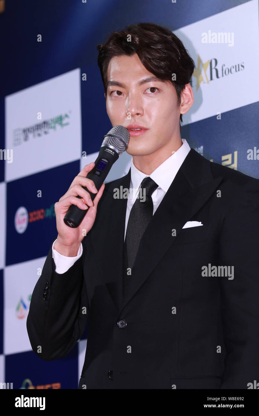 L'acteur sud-coréen Kim Woo-bin parle sur le tapis rouge pour les Stars de Cinéma 'Korea Award' à Séoul, Corée du Sud, 18 juin 2015. Banque D'Images