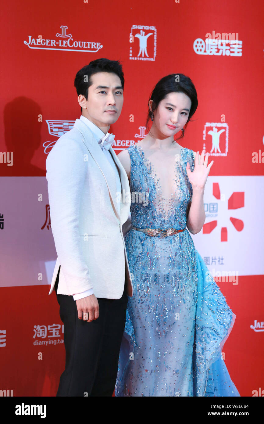 L'actrice chinoise Liu Yifei, droite, et l'acteur sud-coréen Song Seung-heon posent sur le tapis rouge de l''Internet Movie Night" lors de la 18ème Sh Banque D'Images