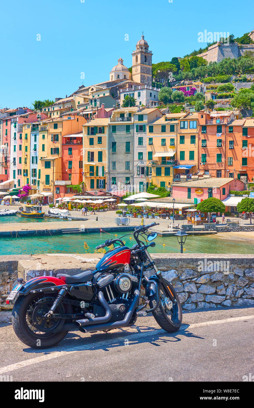 Porto Venere, La Spezia, Italie - 5 juillet 2019 : Moto Harley-Davidson sur le côté de la route de Porto Venere, Ligurie Banque D'Images