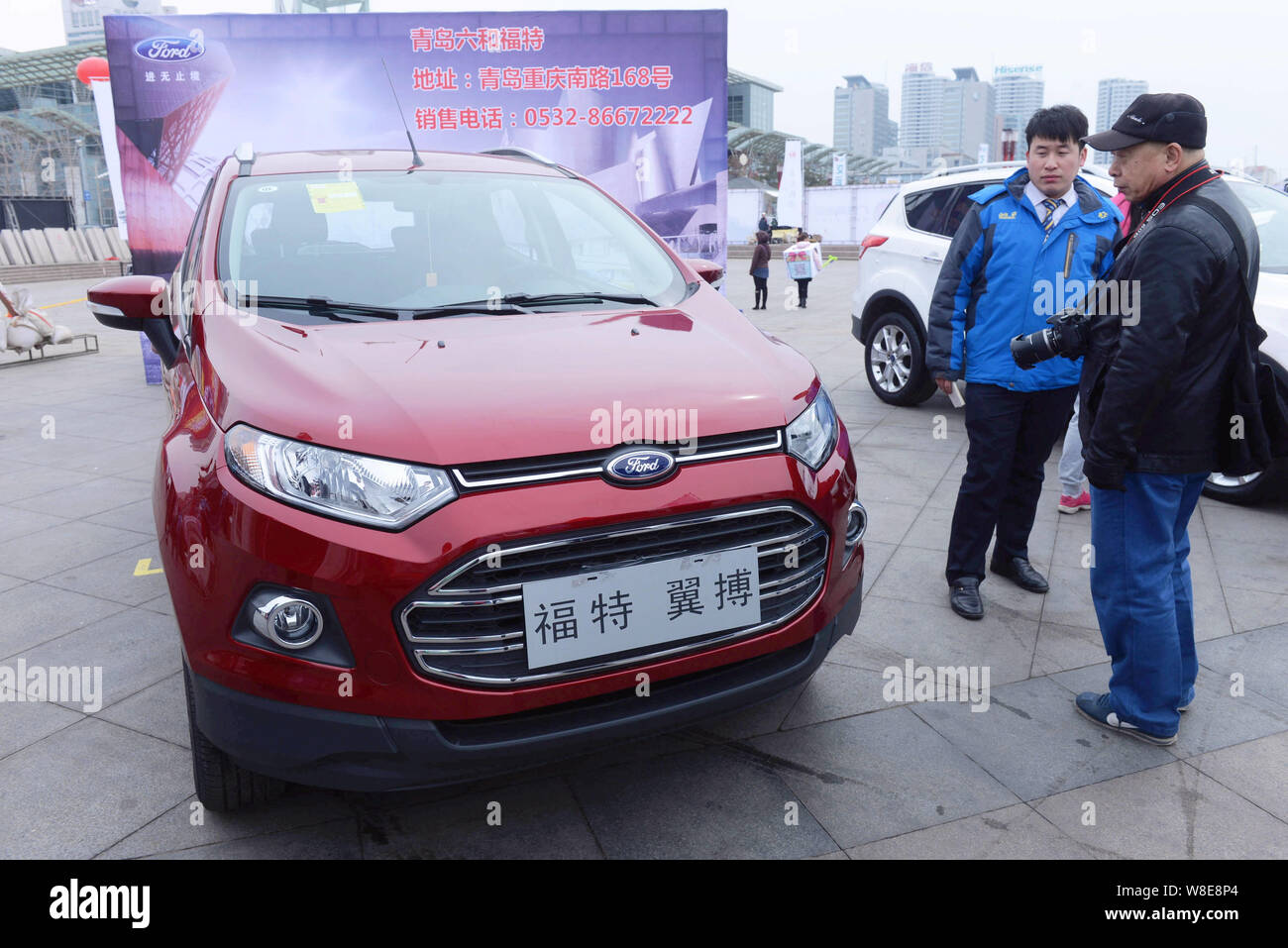 --FILE--visiteurs regarder une Ford EcoSport lors d'une exposition d'automobiles dans la ville de Qingdao, province du Shandong en Chine de l'Est, 14 mars 2015. Les deux grandes Banque D'Images