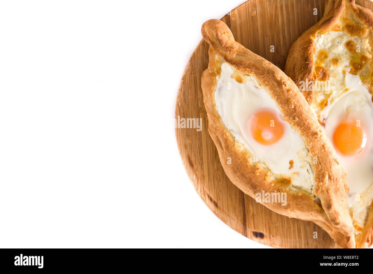 Khachapuri géorgien adjare traditionnel avec du fromage et des oeufs isolé sur fond blanc. Vue d'en haut. Copyspace Banque D'Images