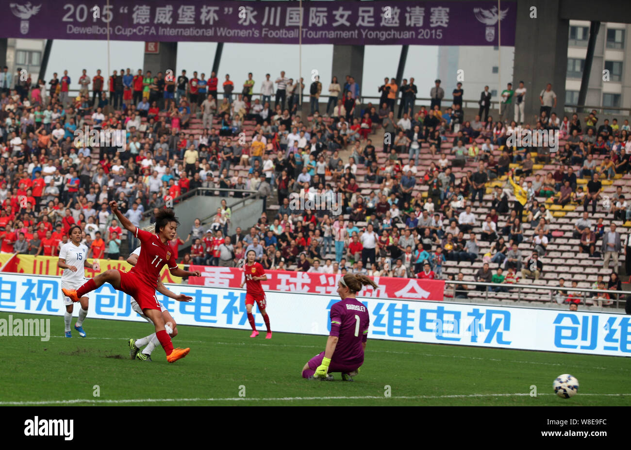 Wang Shuang de Chine, à gauche, les pousses contre Karen Bardsley de l'Angleterre dans le match d'ouverture de la Coupe du Dewellbon International CFA femmes Football Tour Banque D'Images