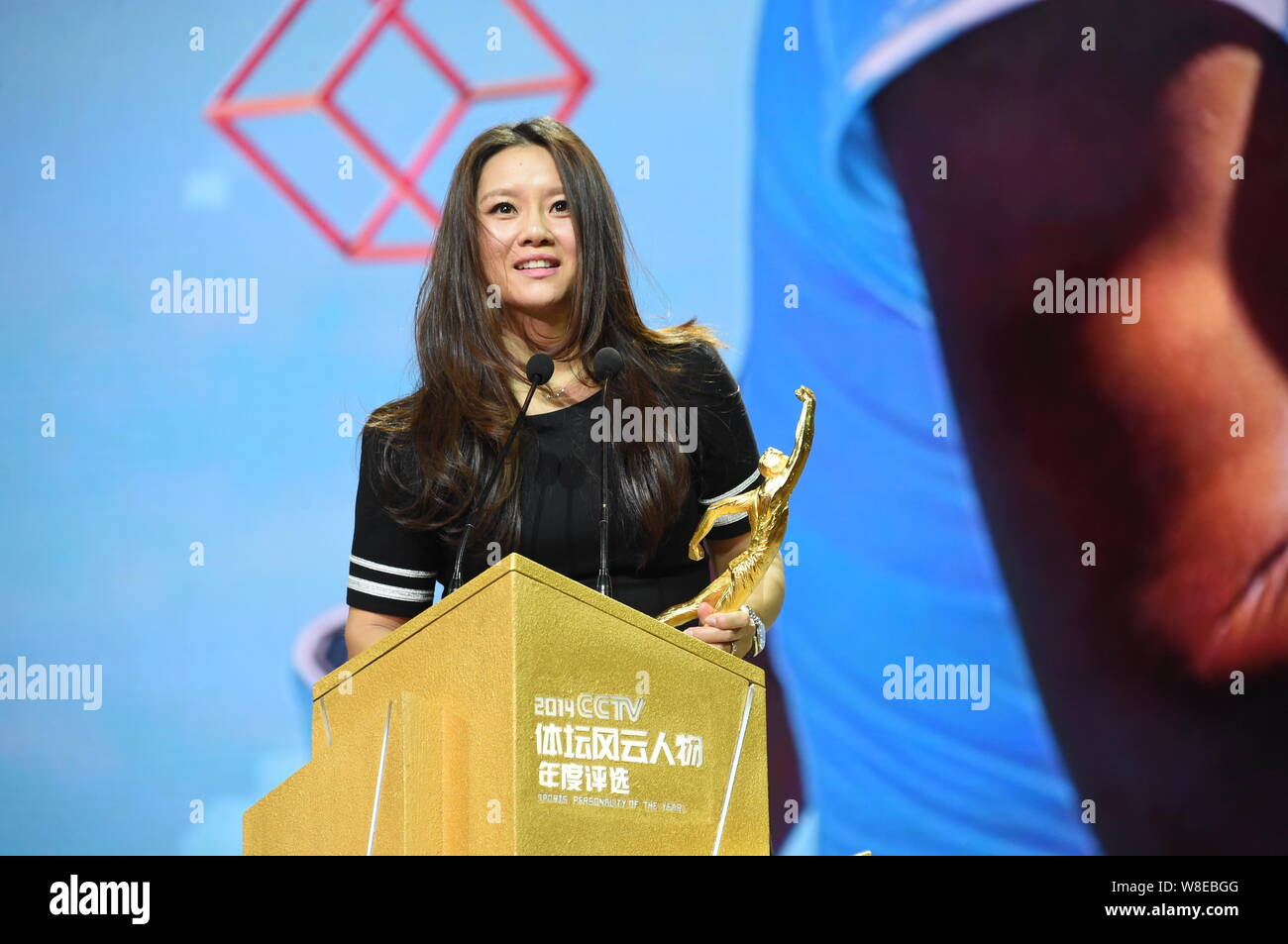 La star du tennis chinois retraités Li Na parle après elle a reçu la meilleure athlète féminine de l'année au cours de la cérémonie de remise des prix de la personne Sports CCTV Banque D'Images