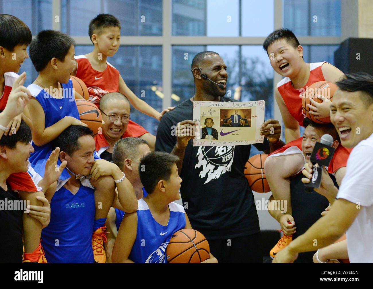 Star de la NBA LeBron James, centre, réagit alors qu'il interagit avec les  jeunes enfants chinois et d'autres participants à une activité sur le  campus par Nike à Shanghai, Chine, 17 Photo