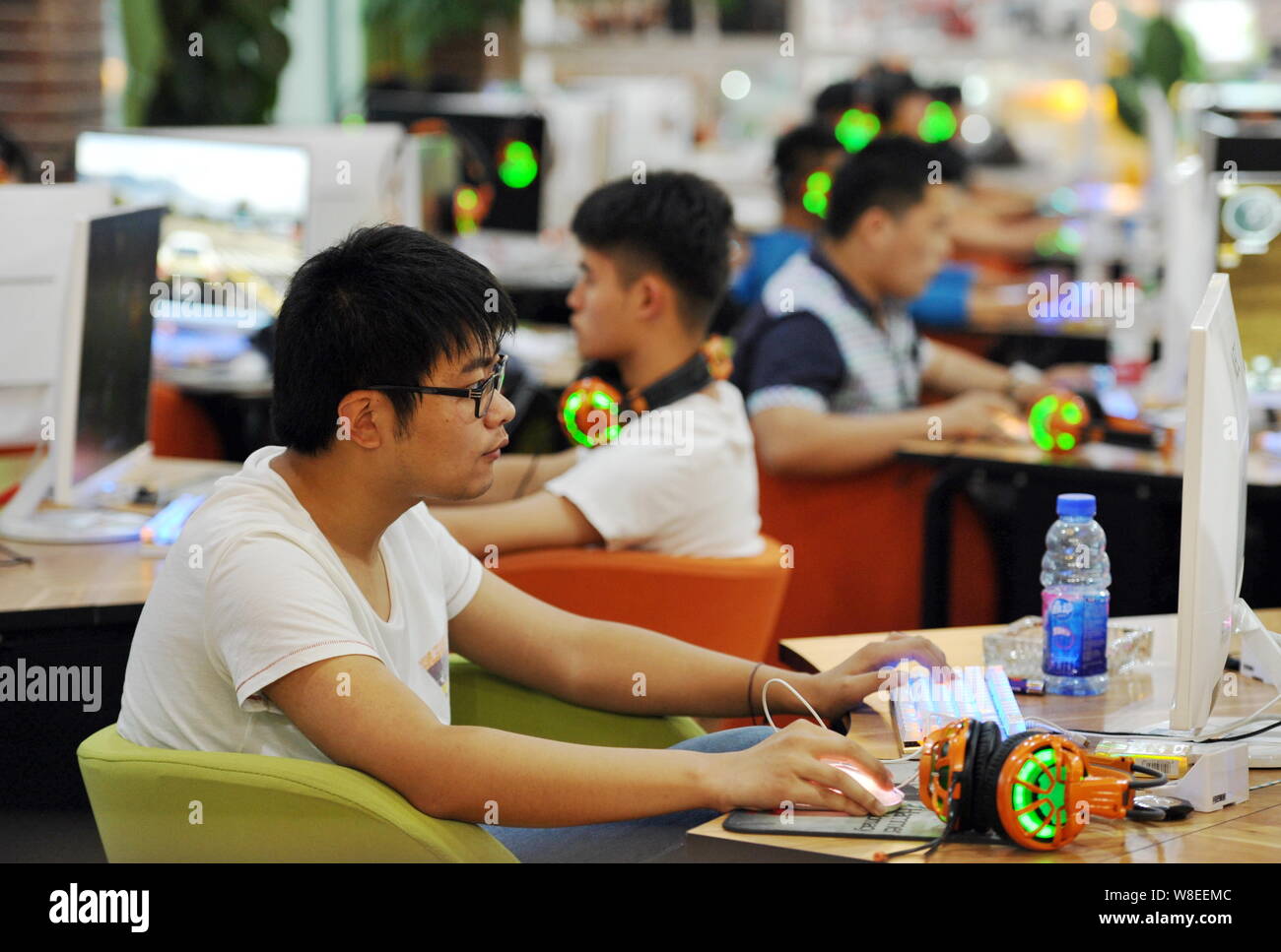 --FILE--jeunes Chinois les gens de jouer à des jeux en ligne dans un café Internet dans la ville de Fuyang, province de Anhui, Chine orientale, 9 juillet 2015. La Chine a renforcé sa Banque D'Images