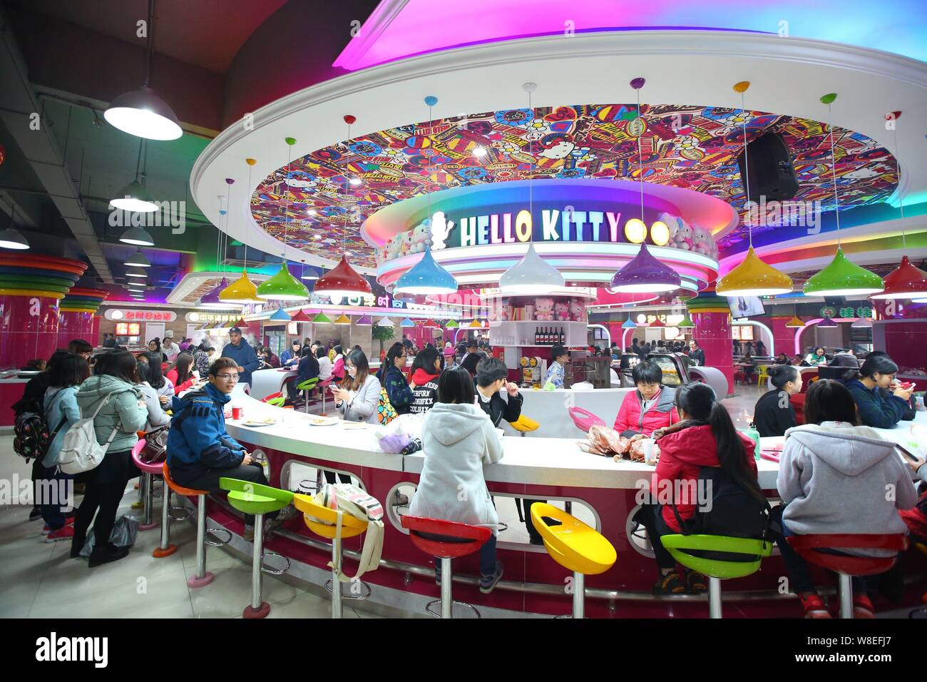 Les étudiants chinois manger le déjeuner dans la cantine sur le thème Hello Kitty à Zhejiang Gongshang University à Hangzhou, ville de la province de Zhejiang Chine orientale, 9 Dece Banque D'Images