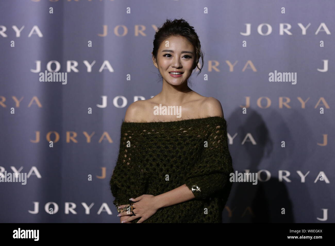 L'actrice taïwanaise Ady une pose comme elle arrive à l'JORYA Fashion 2015 Exposition 'Réflexion' de New York à Shanghai, Chine, 22 mai 2015. Banque D'Images