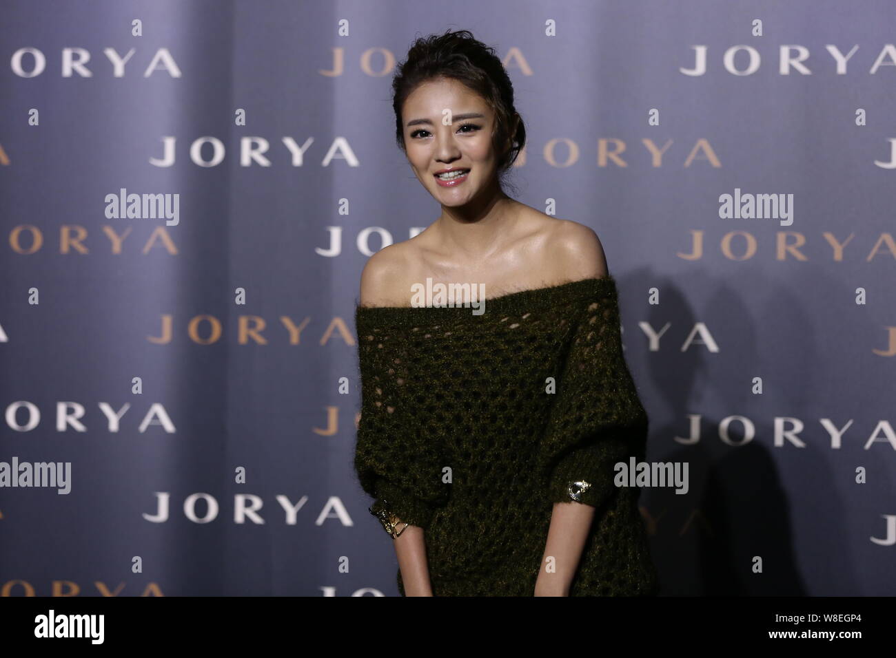 L'actrice taïwanaise Ady une pose comme elle arrive à l'JORYA Fashion 2015 Exposition 'Réflexion' de New York à Shanghai, Chine, 22 mai 2015. Banque D'Images