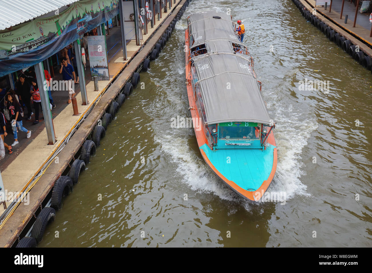 Bangkok - La Thaïlande, 3 août 2019 : la jetée de Pratunam, bateau express bus au centre de la ville. Saen Eape canal. Le trafic important sur Ratchadamri road Banque D'Images