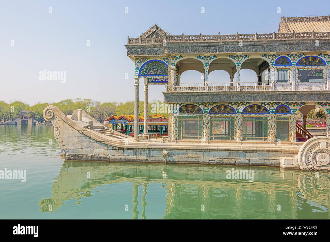 Vue de côté du bateau de marbre sur le lac Kunming, dans le Palais d'été. Banque D'Images