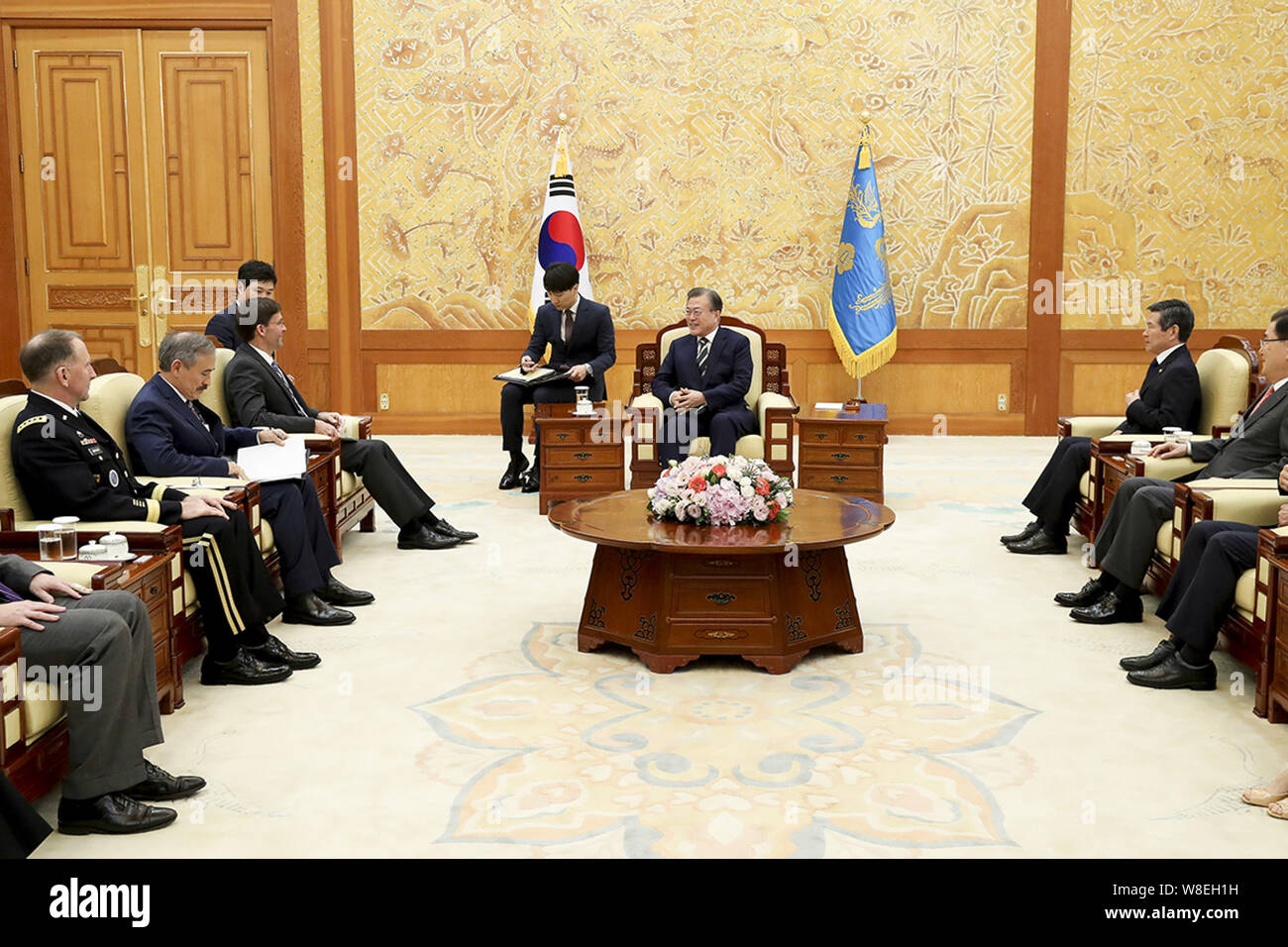 Séoul, Corée du Sud. 9 Août, 2019. Aug 9, 2019-Séoul, en Korea-South Président Coréen Moon Jae in et le secrétaire américain à la défense, Mark Esper à parler de leur réunion au bureau du président à Séoul, Corée du Sud.Mark Esper a deux dayscheduled aller en Corée, de discuter de la sécurité régionale et d'autres questions de l'alliance. Bureau : Président de crédit/ZUMA/Alamy Fil Live News Banque D'Images