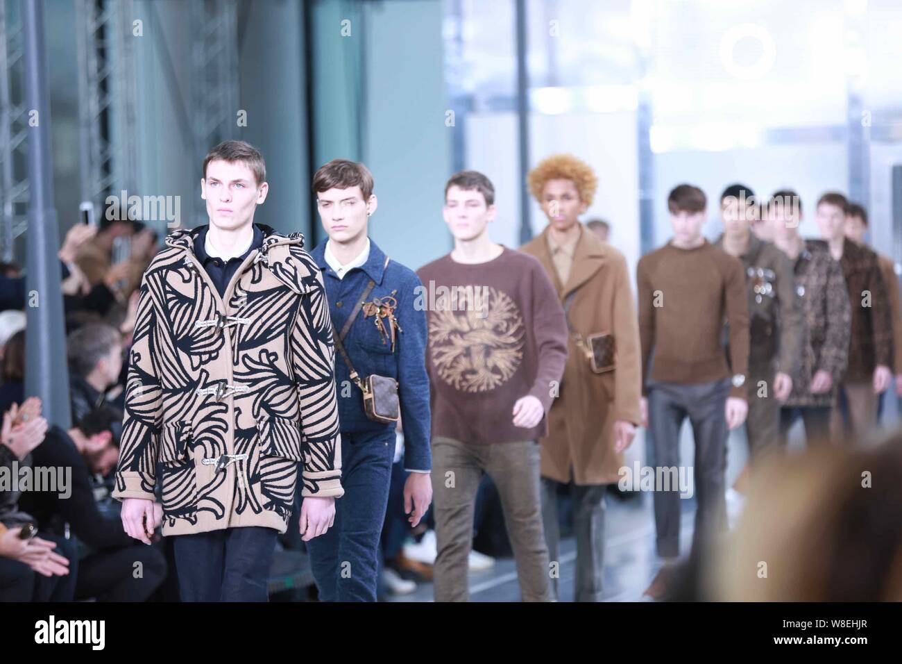 Modèles affichent de nouvelles créations à la Louis Vuitton fashion show au cours de l'automne/hiver 2015 Paris Men's Fashion Week à Paris, France, 22 janvier 2015. Banque D'Images