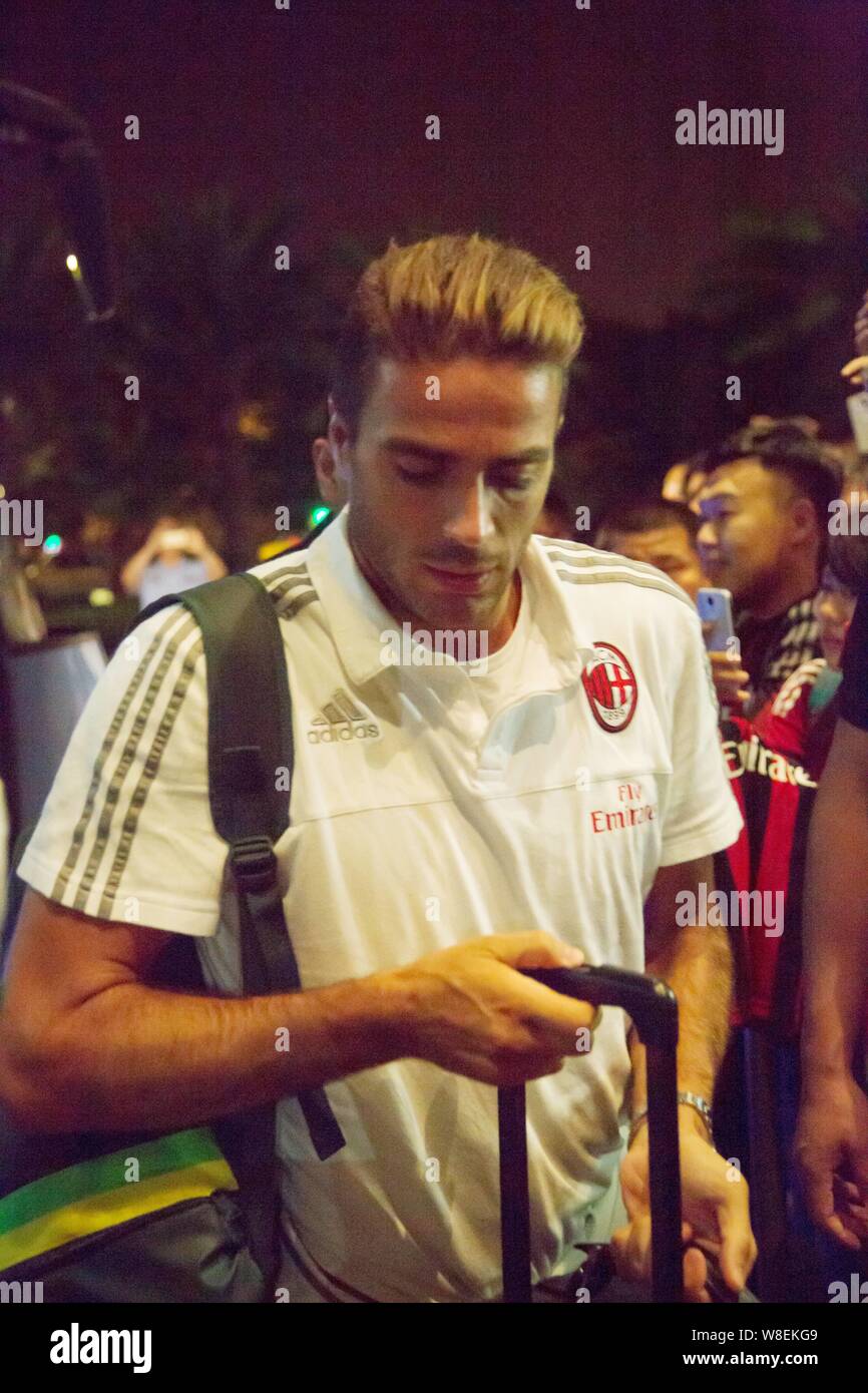 Alessandro Matri de l'AC Milan arrive à l'hôtel à Shanghai, Chine, le 22 juillet 2015. Banque D'Images