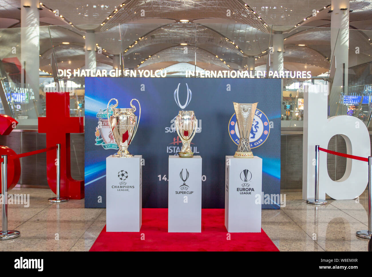 ISTANBUL, TURQUIE, 07 août 2019 : vue de l'intérieur du nouvel aéroport d'Istanbul. Nouvelles l'aéroport d'Istanbul est le principal aéroport international. Tasses de l'Uefa la pièce Banque D'Images