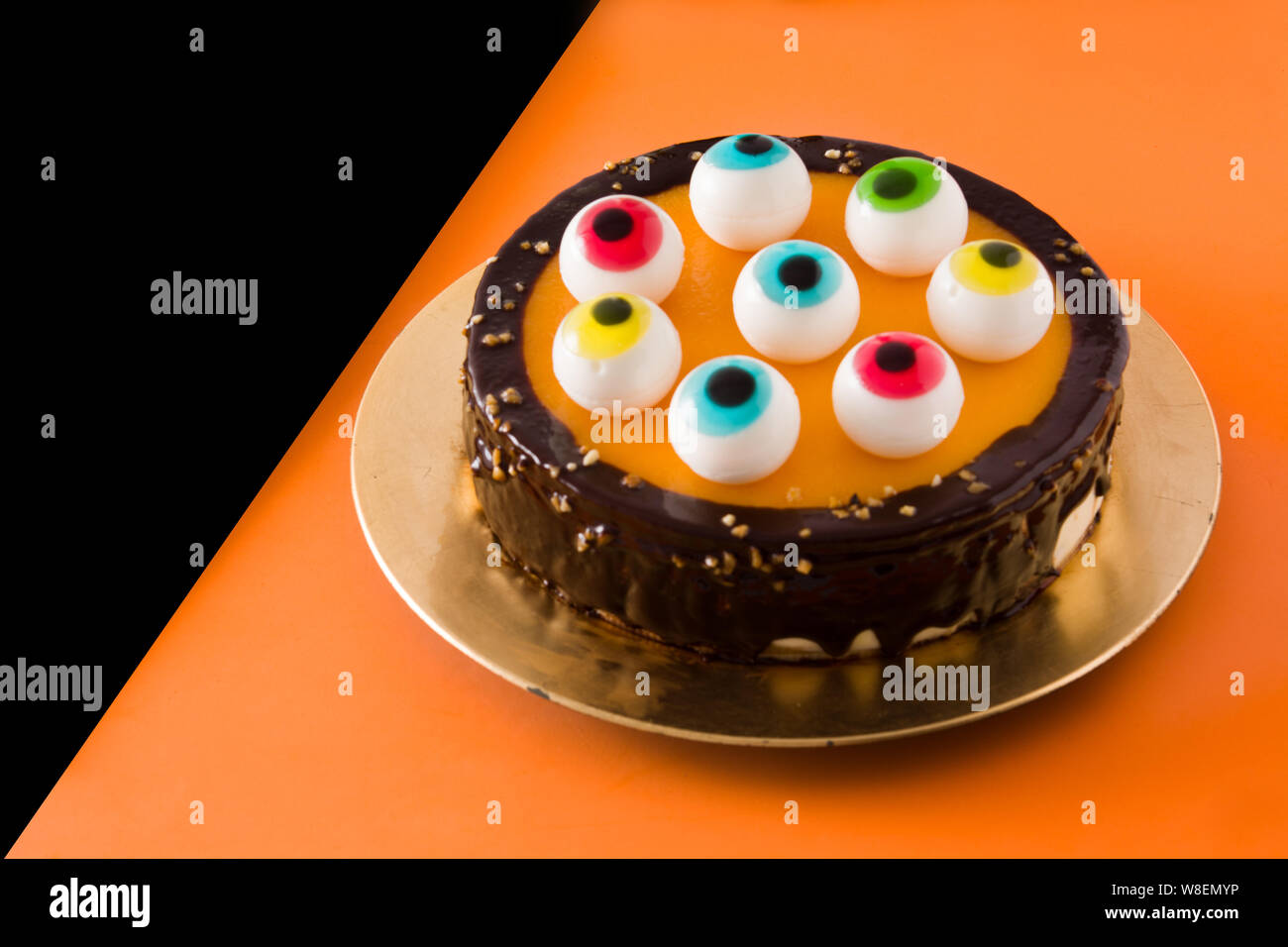 Gateau De Bonbons Halloween Decoration Yeux Orange Et Sur Fond Noir Photo Stock Alamy