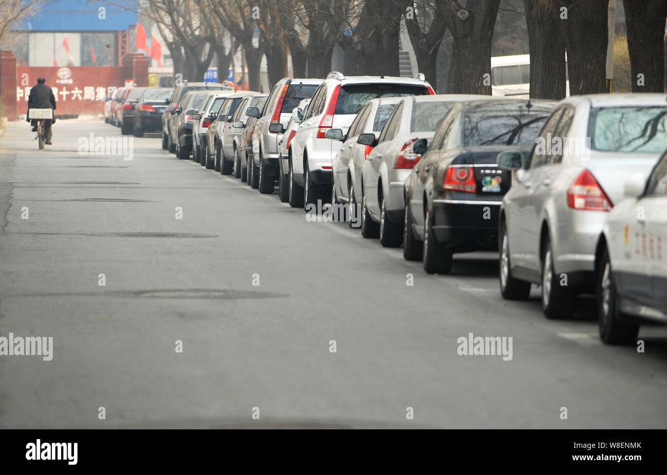 --FILE, les voitures sont garées le long d'une rue à Beijing, Chine, 13 février 2012. Beijing prévoit exiger des acheteurs de voitures locales à fournir la preuve qu'ils ont assurer Banque D'Images