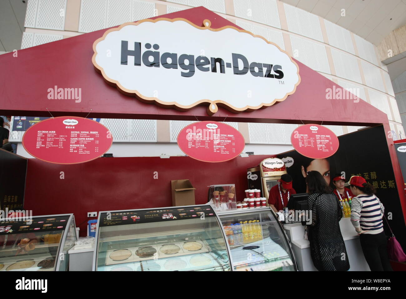 ---Fichier-clients acheter des glaces glaces Haagen-Dazs un magasin à Shanghai, Chine, 10 octobre 2014. L'investissement étranger direct (IED) en Chine ros Banque D'Images