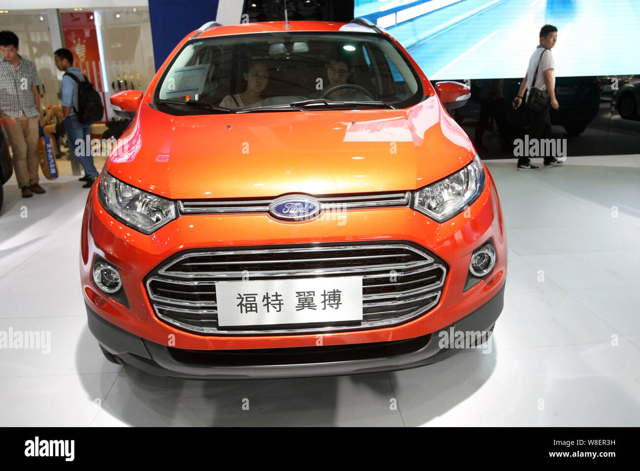 --FILE--visiteurs d'essayer un de Changan Ford EcoSport 2014 au cours de l'exposition de l'Automobile International de Pudong à Shanghai, Chine, 18 août 2014. Banque D'Images