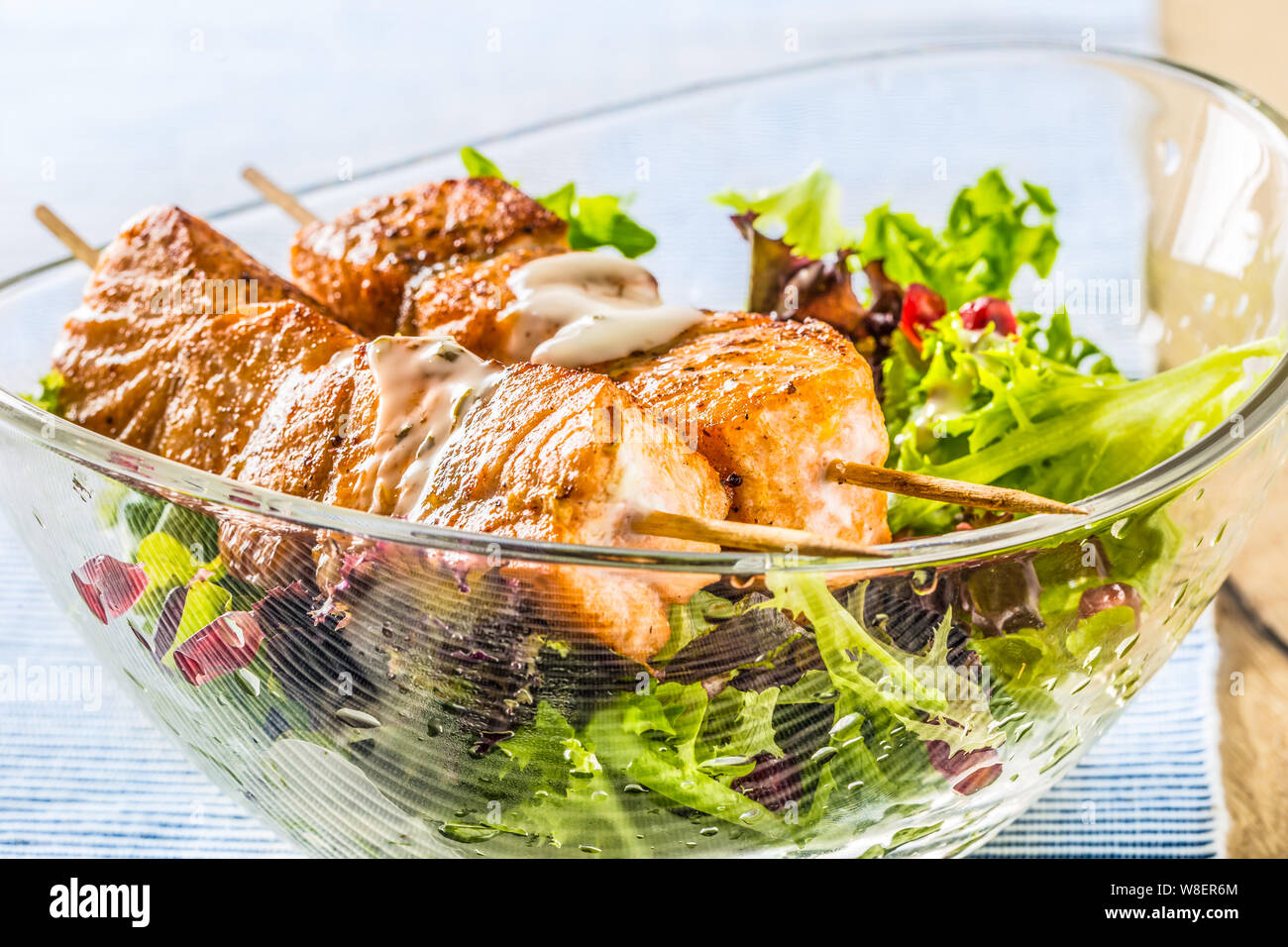 Les brochettes de saumon grillé avec de la laitue d'été salat pomehranate graines huile d'olive et vinaigrette. L'alimentation des poissons en bonne santé avec des fruits et légumes Banque D'Images