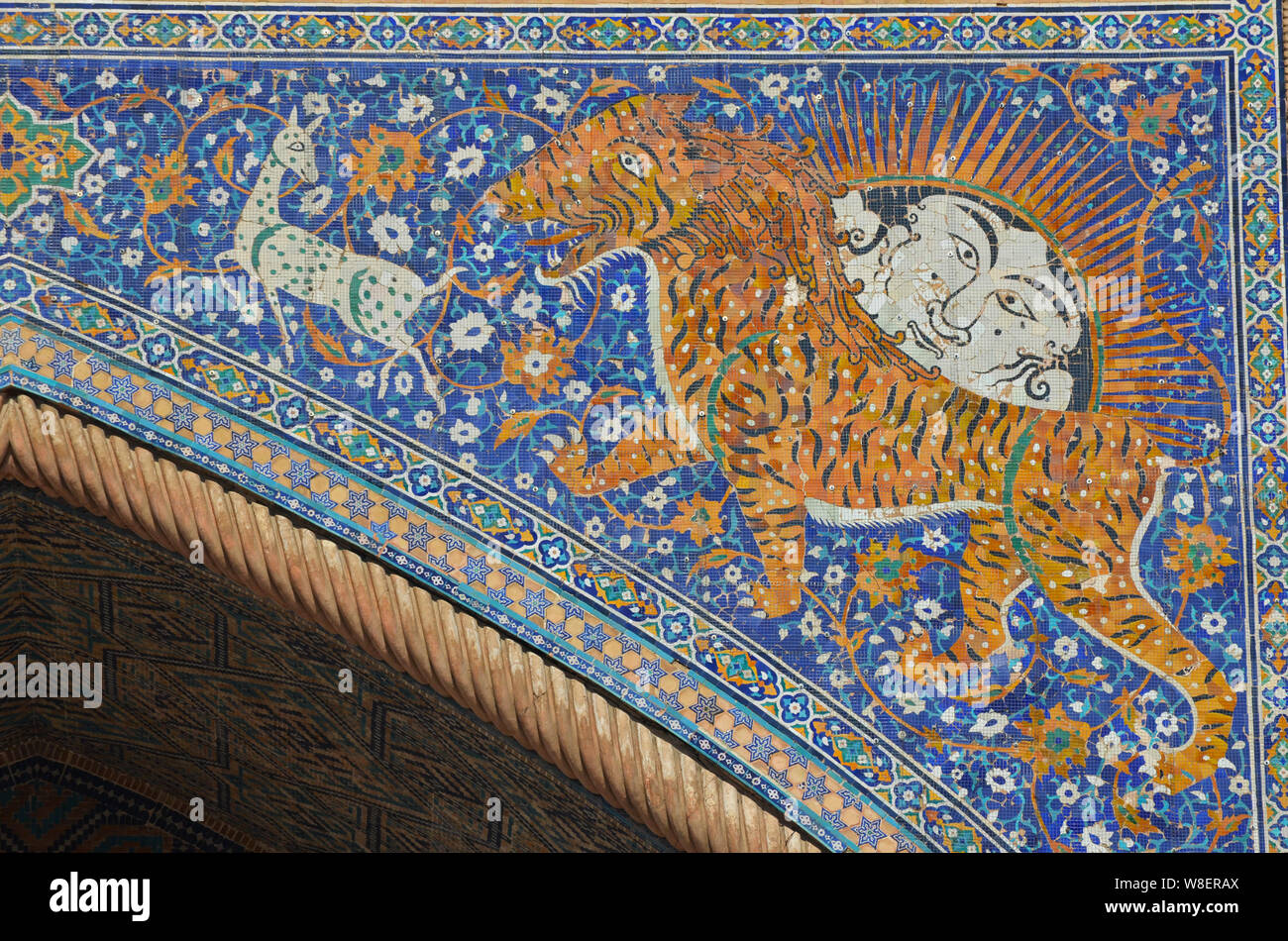 Mosaïques de tigre et de soleil à face humaine dans le pishtaq de Sher-Dor Madrasah, Registan, Samarcande, Ouzbékistan Banque D'Images