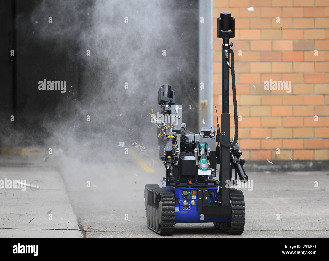 Wiesbaden, Allemagne. 09Th Aug 2019. La désactivation à distance 'robot 1849-1912' (Neutralisation des explosifs et des tactiques d'observer du robot) neutralise un explosif artificielle au moyen d'un coup d'eau dans le cadre d'un exercice anti-terroriste dans les locaux de l'Académie de Police de Hesse. L'état de Hesse continue d'investir dans l'équipement moderne pour la police. 1500 G38 de nouveaux fusils Heckler et Koch doivent être livrés à partir du printemps 2020. Credit : Arne Dedert/dpa/Alamy Live News Banque D'Images Wiesbaden, Allemagne. 09Th Aug 2019. La désactivation à distance 'robot 1849-1912' (Neutralisation des explosifs et des tactiques d'observer du robot) neutralise un explosif artificielle au moyen d'un coup d'eau dans le cadre d'un exercice anti-terroriste dans les locaux de l'Académie de Police de Hesse. L'état de Hesse continue d'investir dans l'équipement moderne pour la police. 1500 G38 de nouveaux fusils Heckler et Koch doivent être livrés à partir du printemps 2020. Credit : Arne Dedert/dpa/Alamy Live News Banque D'Images
