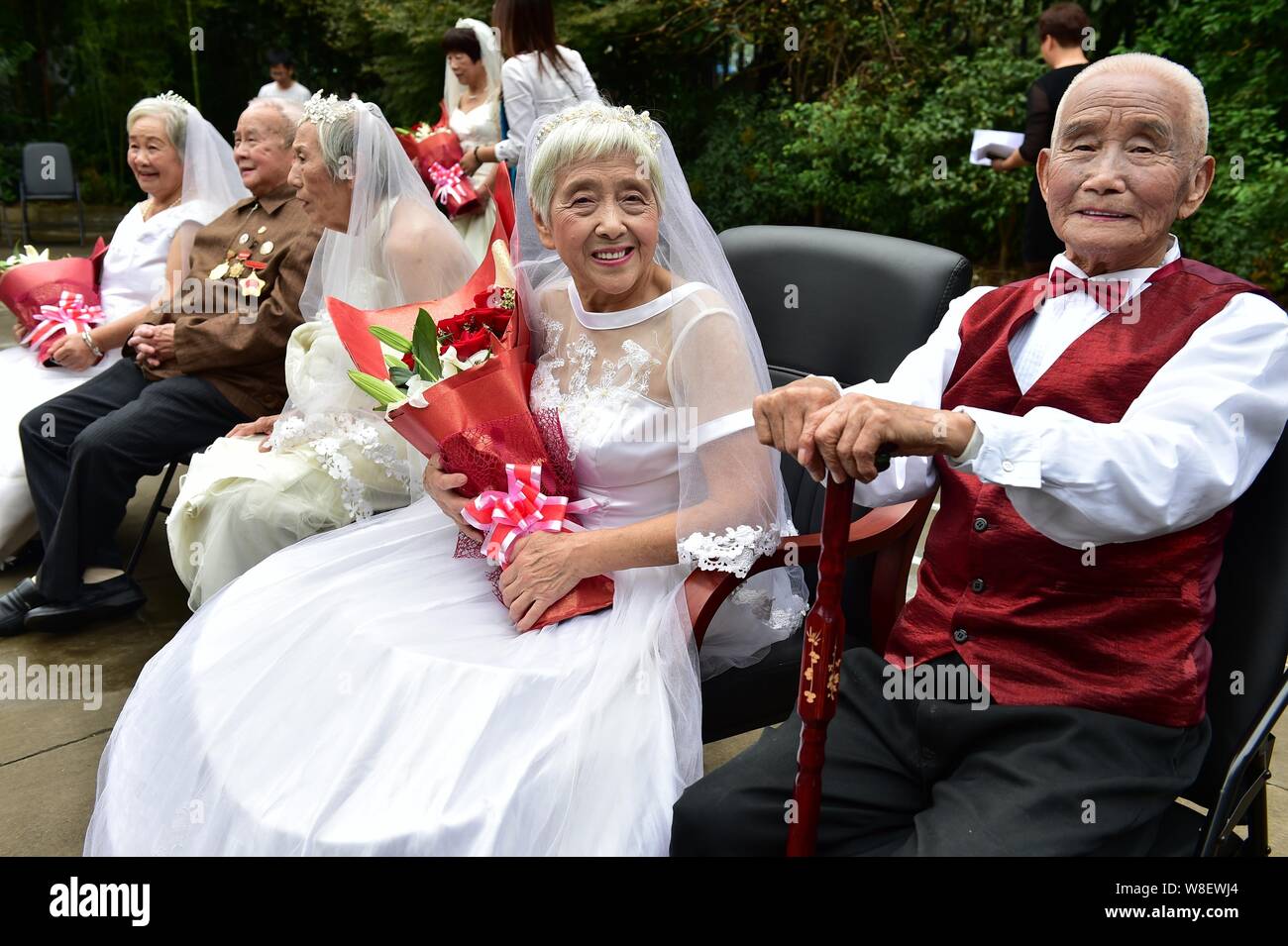 Les couples âgés posent pour des photos de mariage pour célébrer leur anniversaire de mariage à une photo d'une cérémonie à Shanghai, ville de la Chine de l'est la province du Zhejiang, 22 Banque D'Images