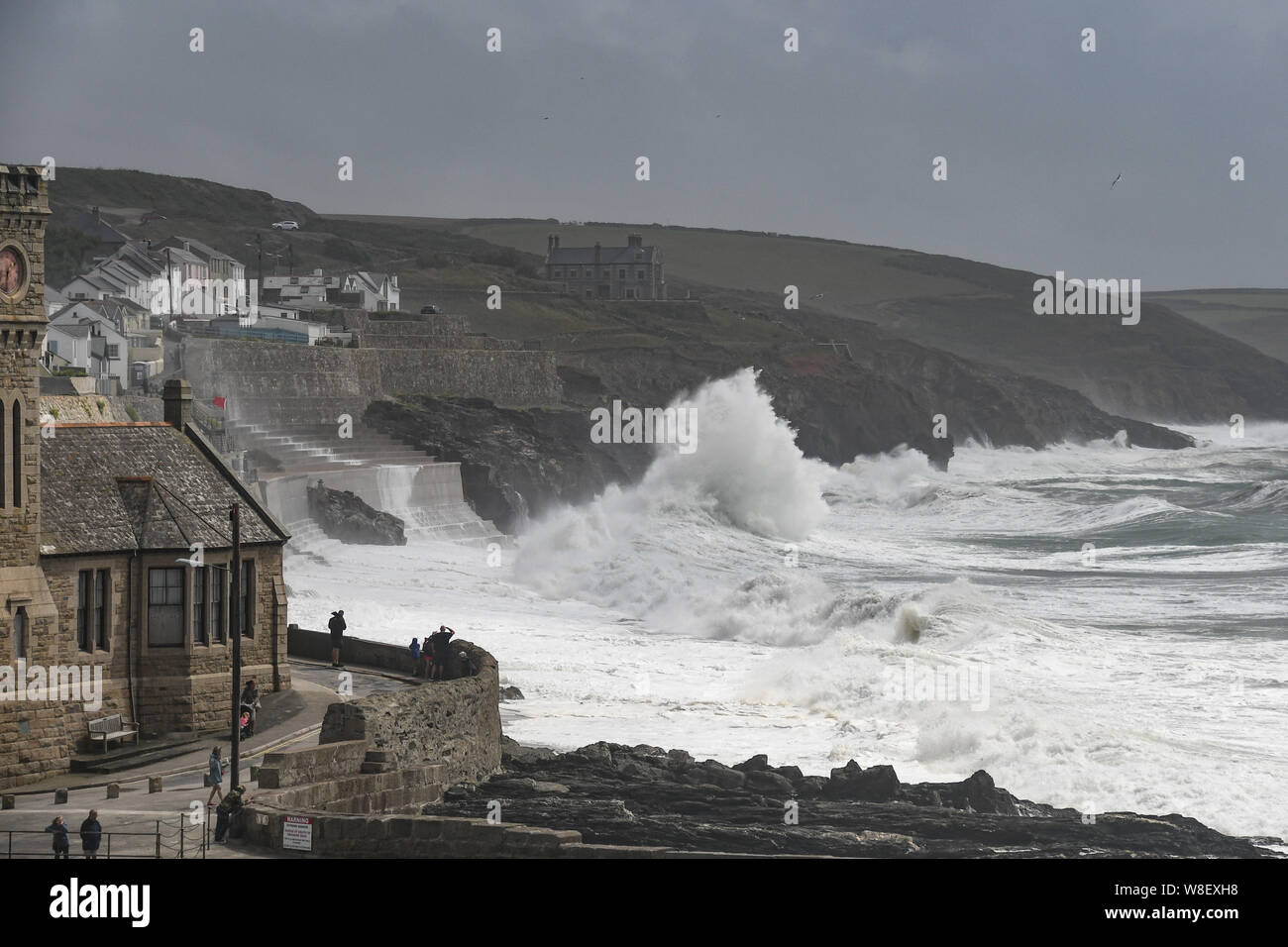 Porthleven, Cornwall, UK. 9 août 2019. Les vents forts et les vagues de la côte de pâte à Cornwall à Porthleven cet après-midi. Simon crédit Maycock / Alamy Live News. Banque D'Images