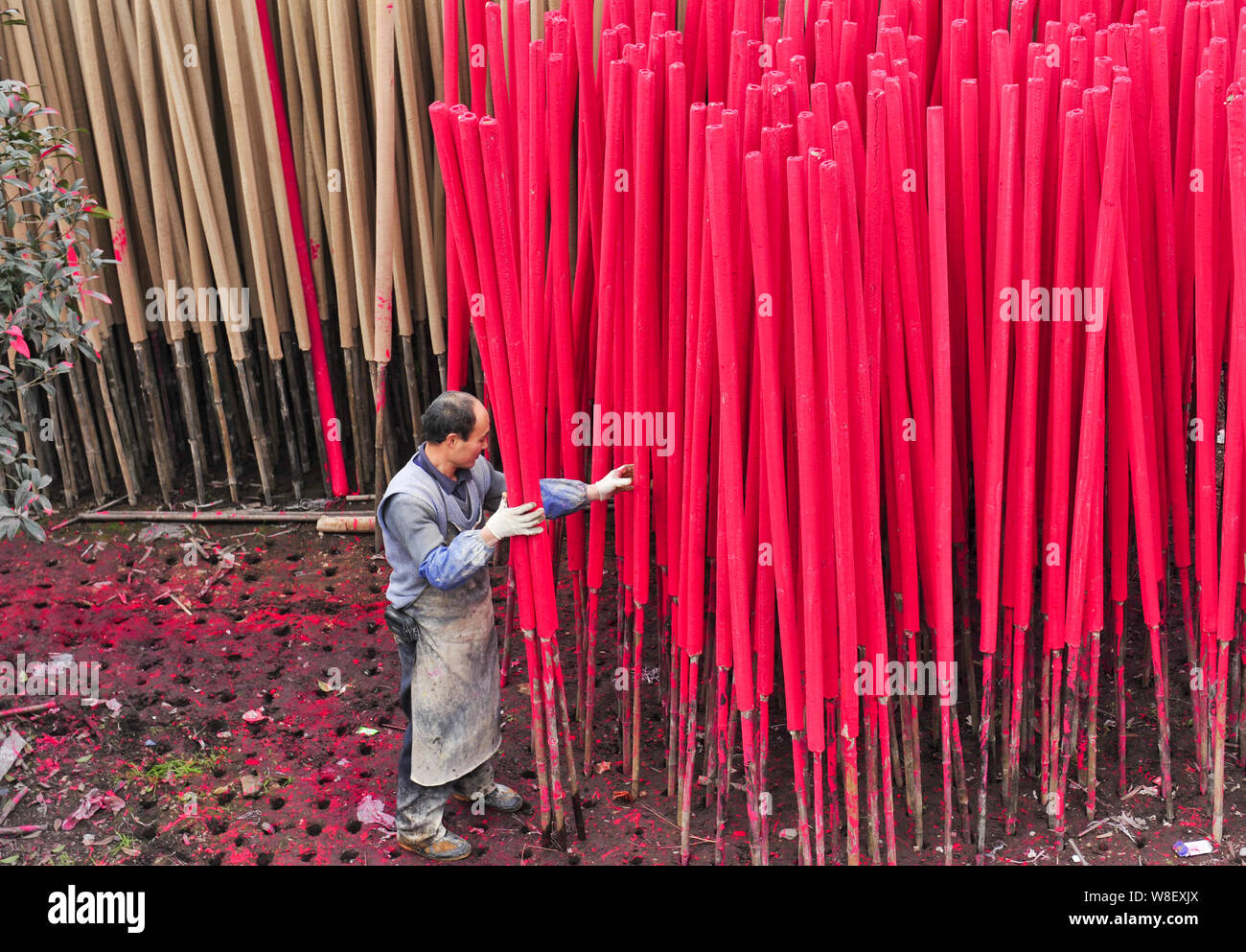 Un travailleur chinois se prépare à prendre d'encens qui a été séchée à l'atelier à un ménage pour emballage en Xinchang town, comté de Dayi, Chengdu Banque D'Images