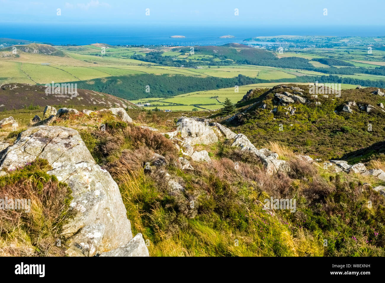 Vue vers les îles de Tudwal Abersoch et Fadryn Llyen Carn sur la péninsule de Llyn () dans le Nord du Pays de Galles , Gwynnedd Banque D'Images