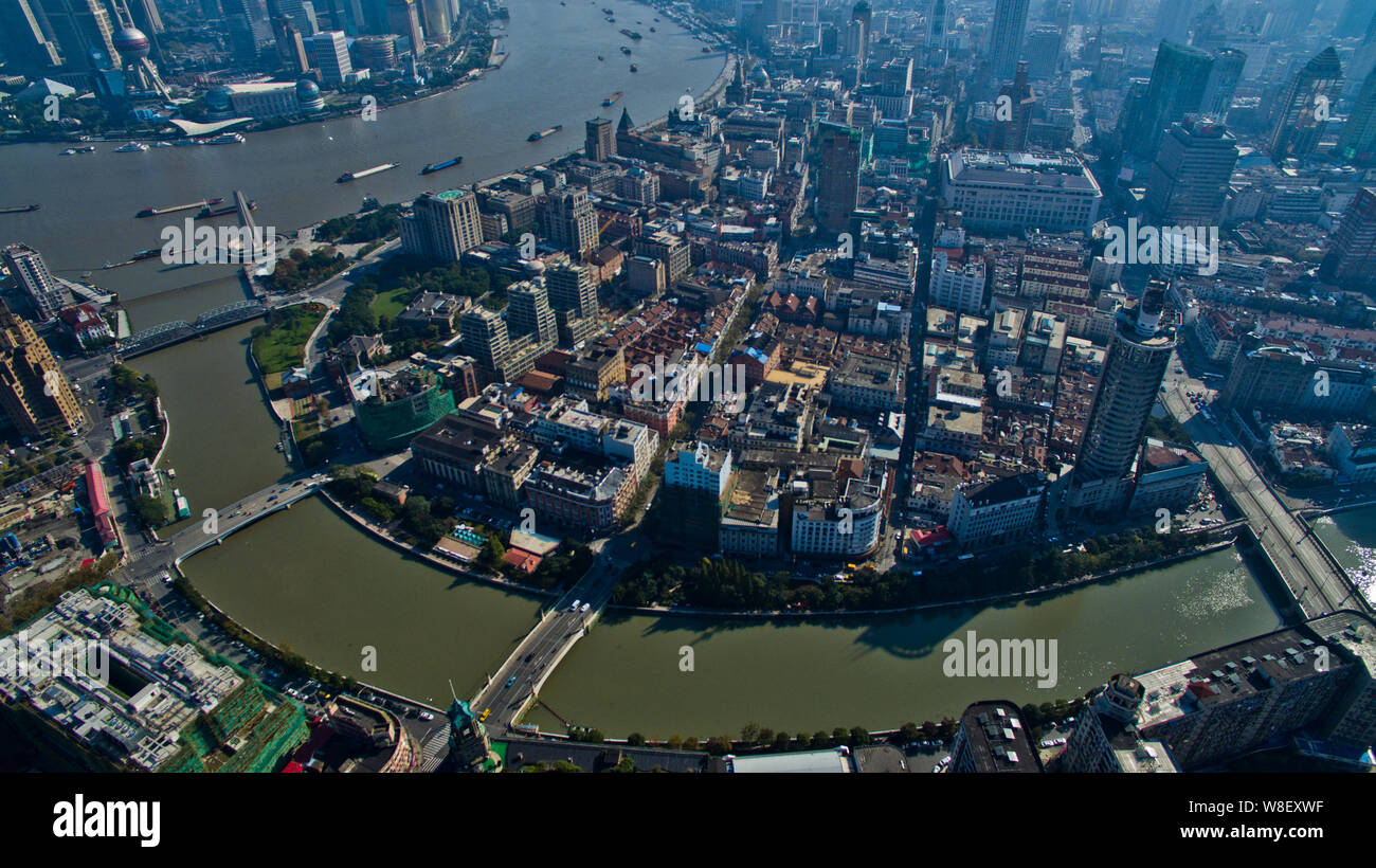 Vue aérienne d'immeubles de grande hauteur à proximité de Suzhou River à Shanghai, Chine, 27 novembre 2015. Shanghai est l'Asie les plus chers du monde et la ville se Banque D'Images