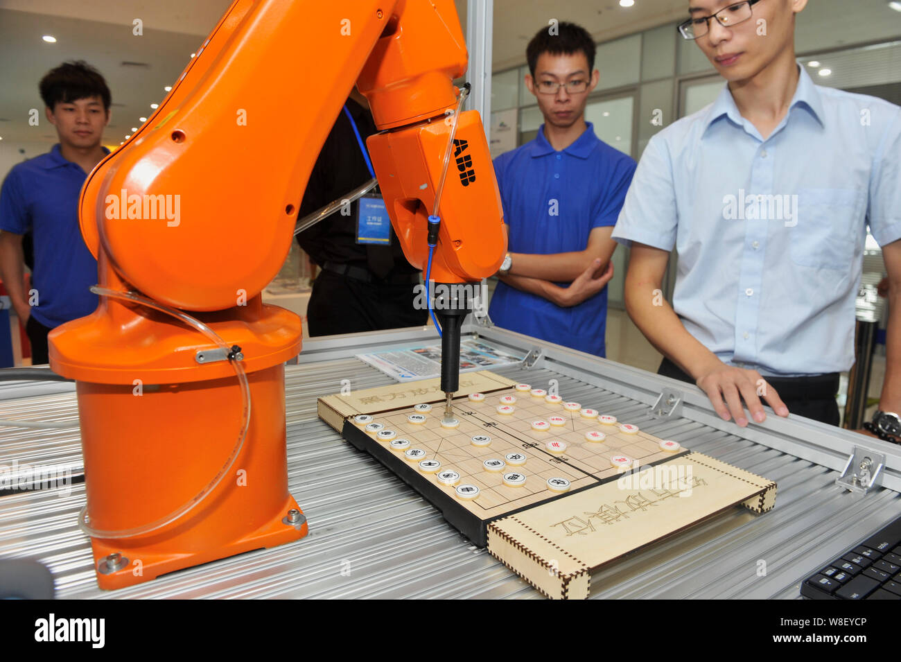 Les visiteurs à l'aide d'un bras de robot ABB jouant aux échecs chinois  lors de la 1ère Exposition internationale de Chine Internet Plus À Foshan,  Chine du sud's Guan Photo Stock -