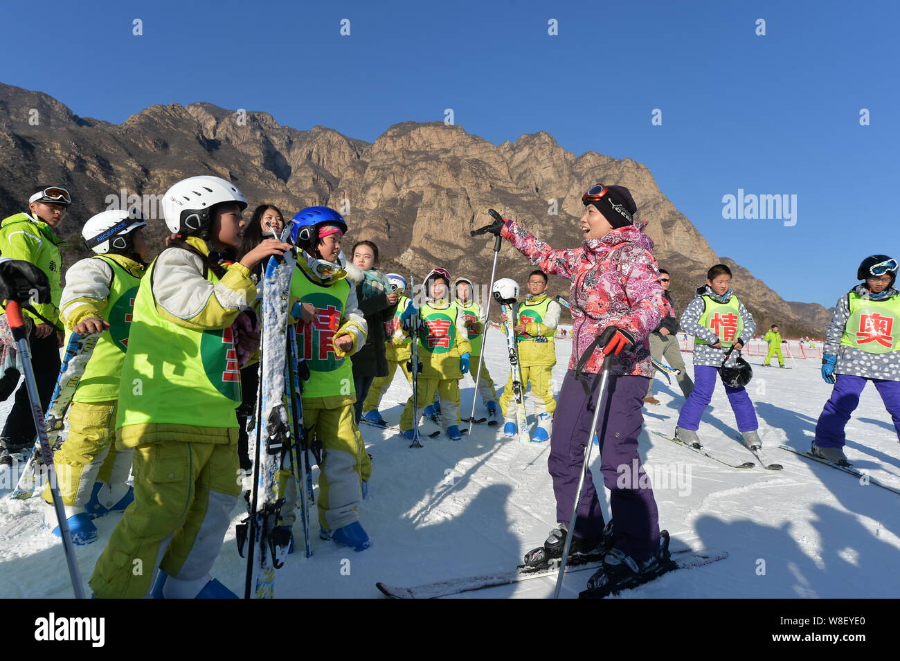 Deng Yaping, ancien champion de ping-pong olympique chinoise change sa carrière à enseigner aux enfants le ski à populariser le 2022 Jeux Olympiques d'hiver à être Banque D'Images