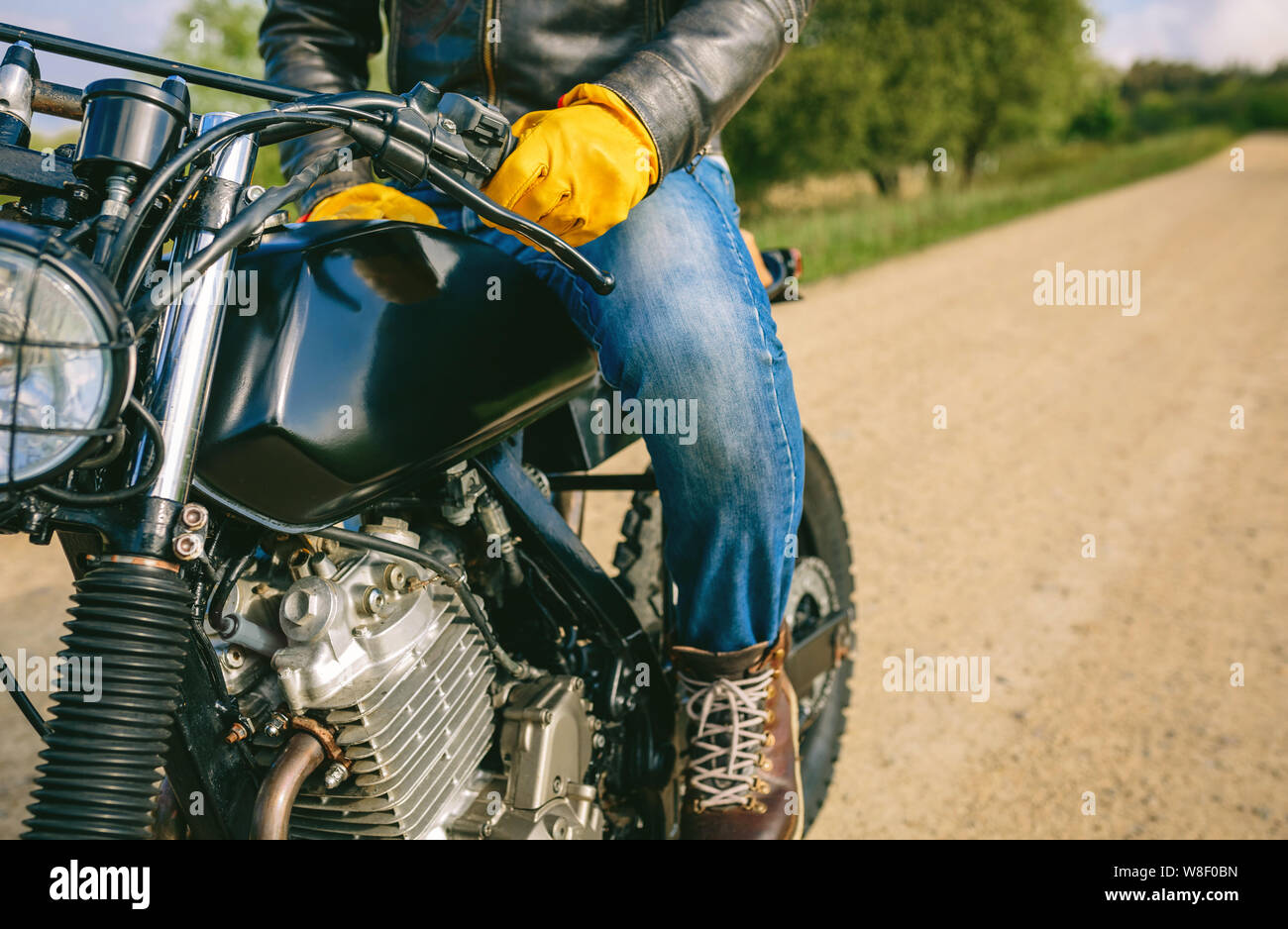 Motorcycle Racer Man Man riding cafe racer motorcycle Banque de photographies et d’images à ...