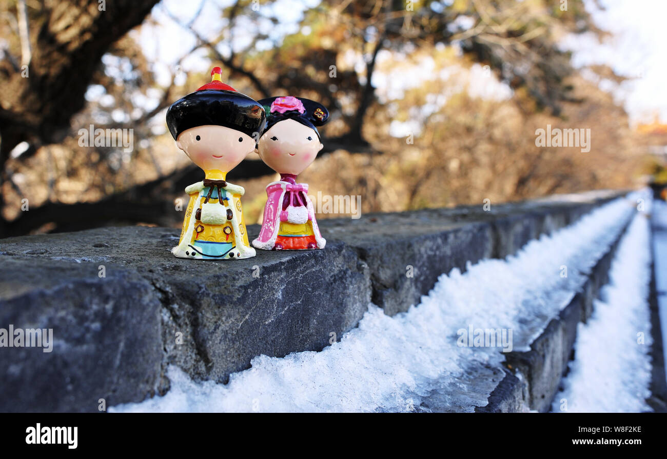 Une paire de poupées du musée du palais est photographié au cours d'une visite à la tombe Fuling à Shenyang city, Liaoning Province du nord-est de la Chine, le 5 décembre 20 Banque D'Images